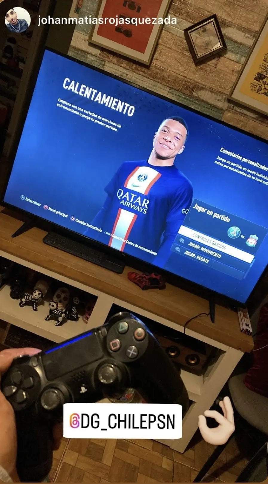 Cliente jugando fútbol y mostrando su control después de comprar en PSNCHILE
